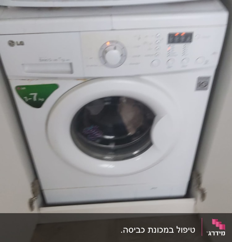 מכונת כביסה עם כפתורים ותצוגה דיגיטלית